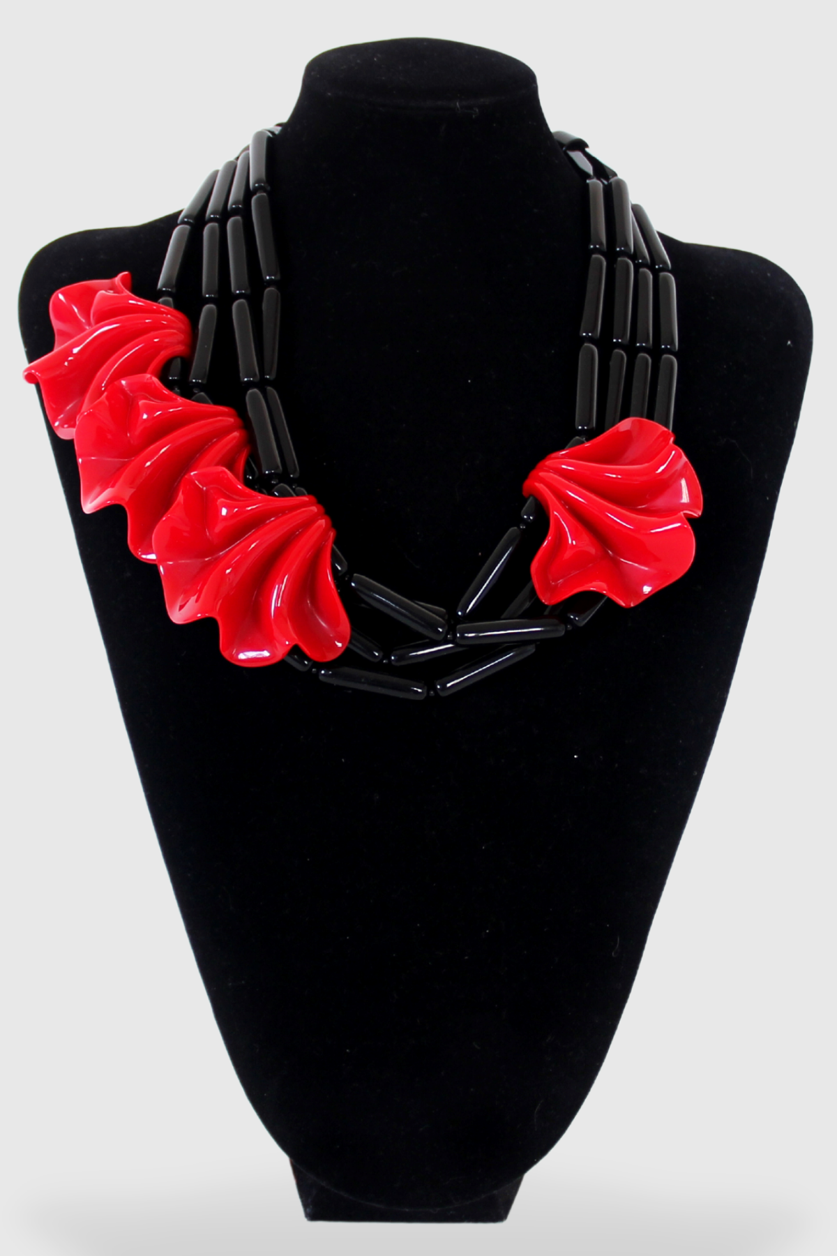 בריכה שחורה ואדומה