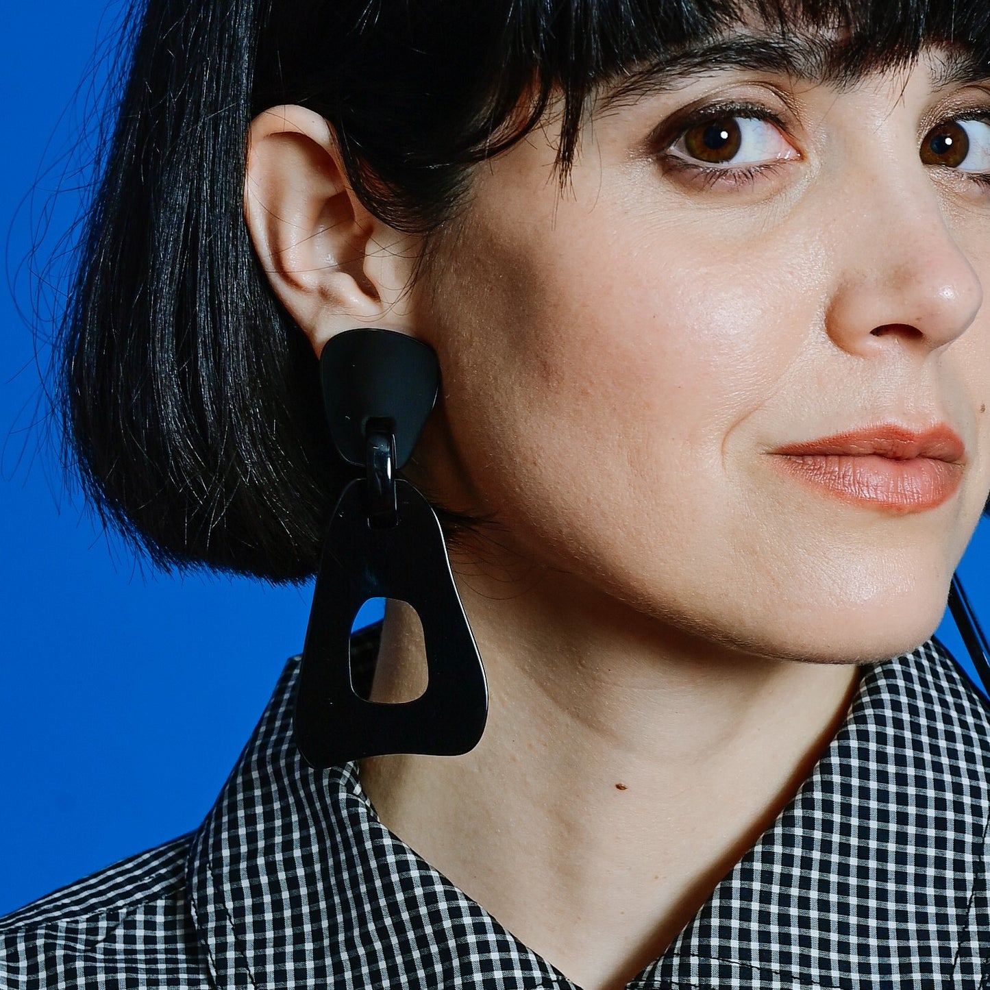 היא לגמרי שחורה