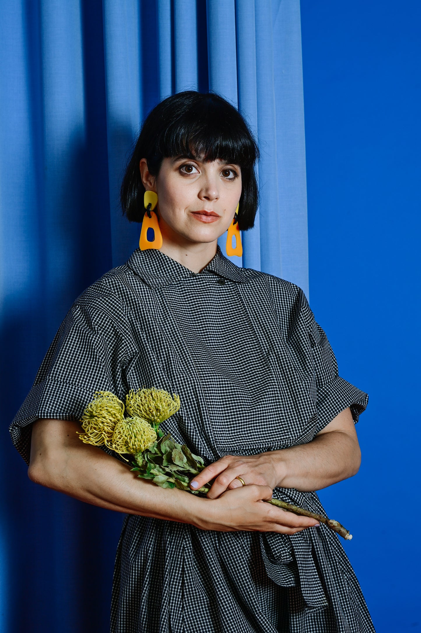 היא צהובה/כתומה