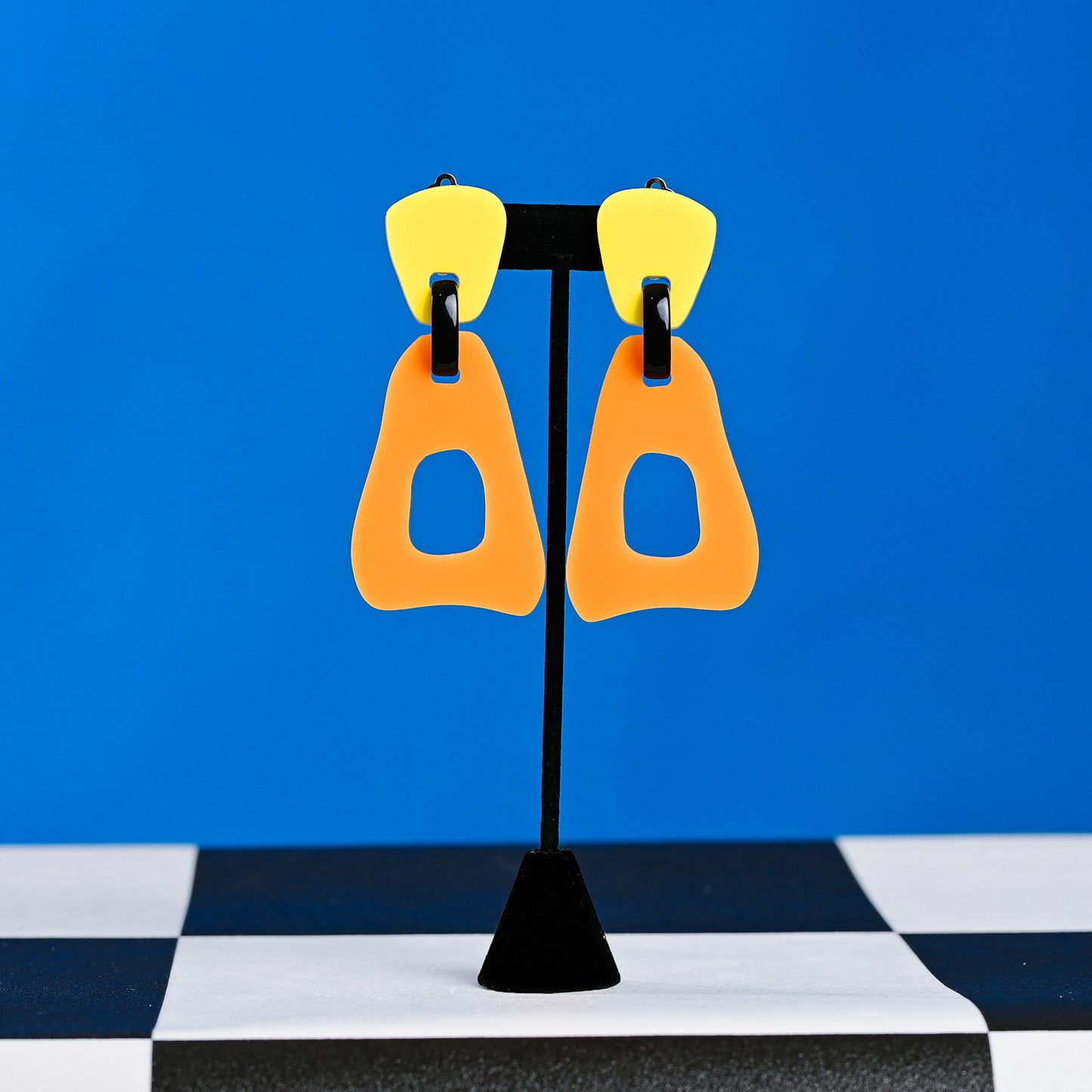 היא צהובה/כתומה