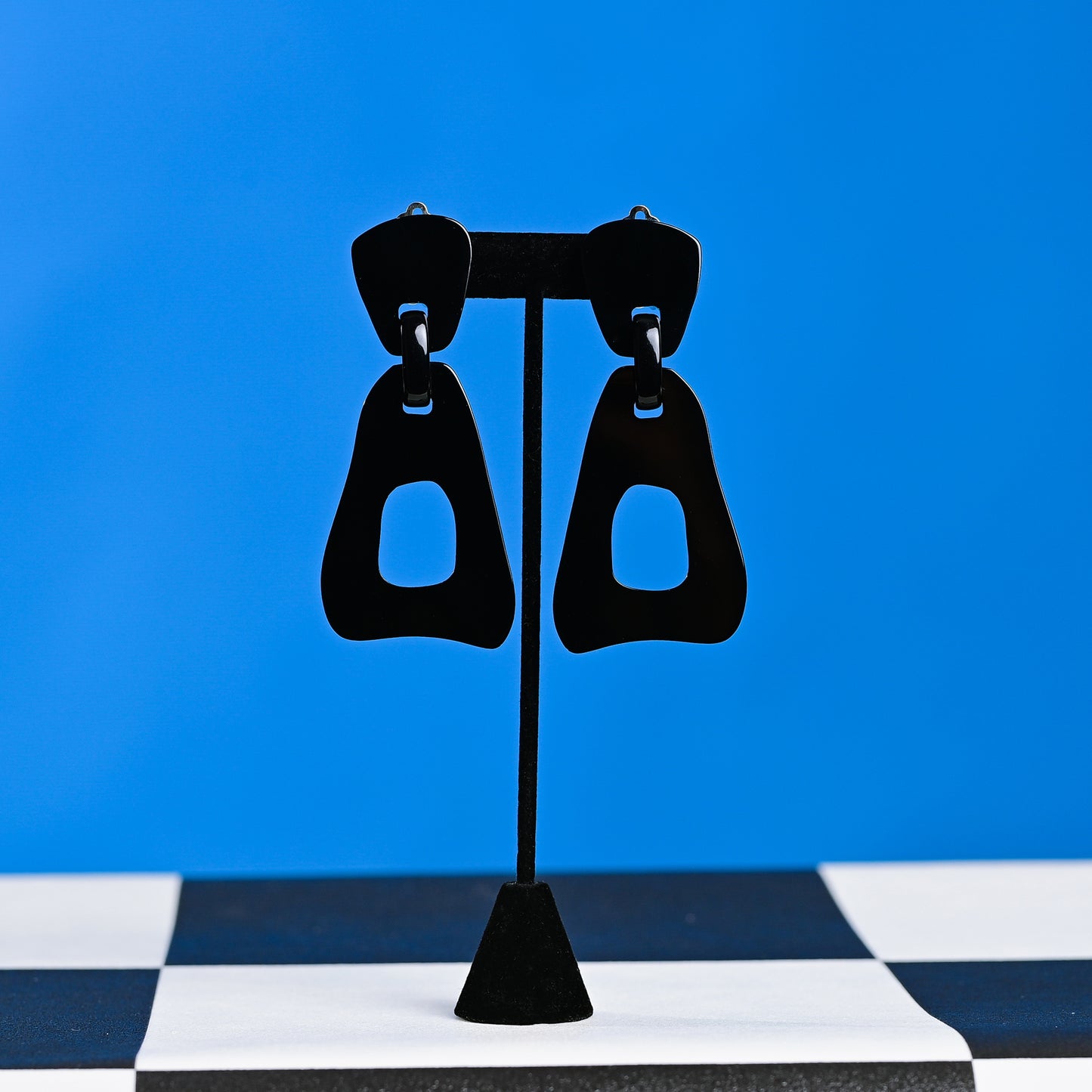 היא לגמרי שחורה