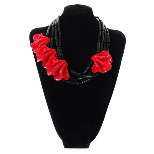 בריכה שחורה ואדומה