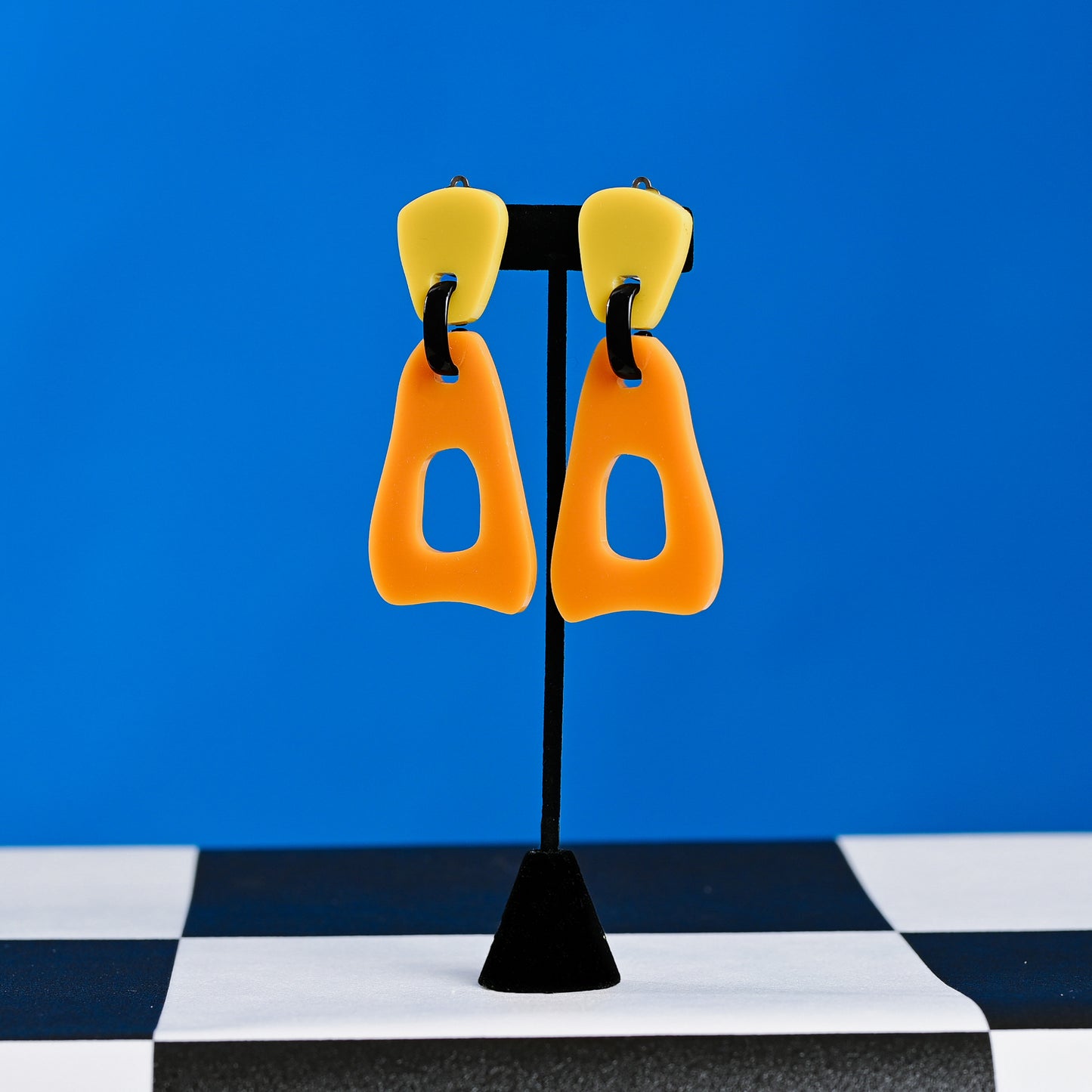 היא צהובה/כתומה