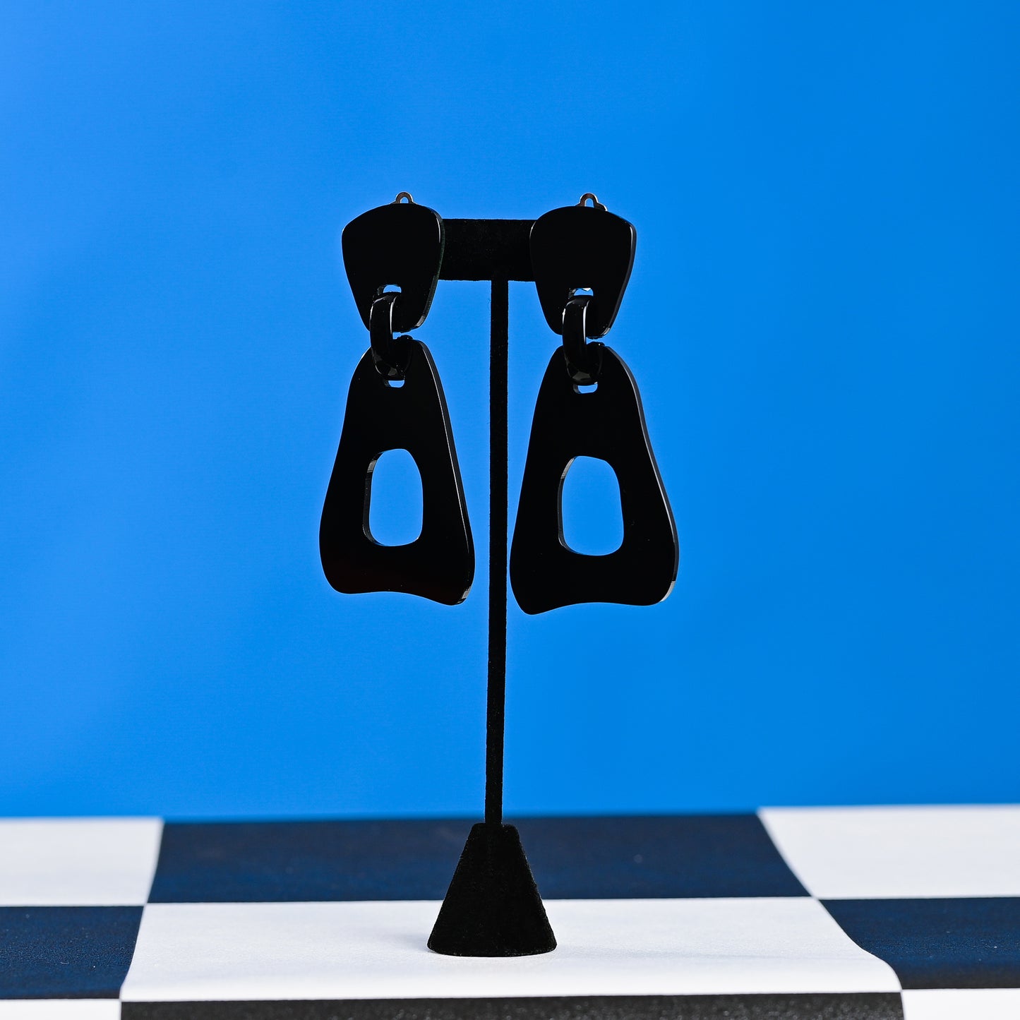 היא לגמרי שחורה