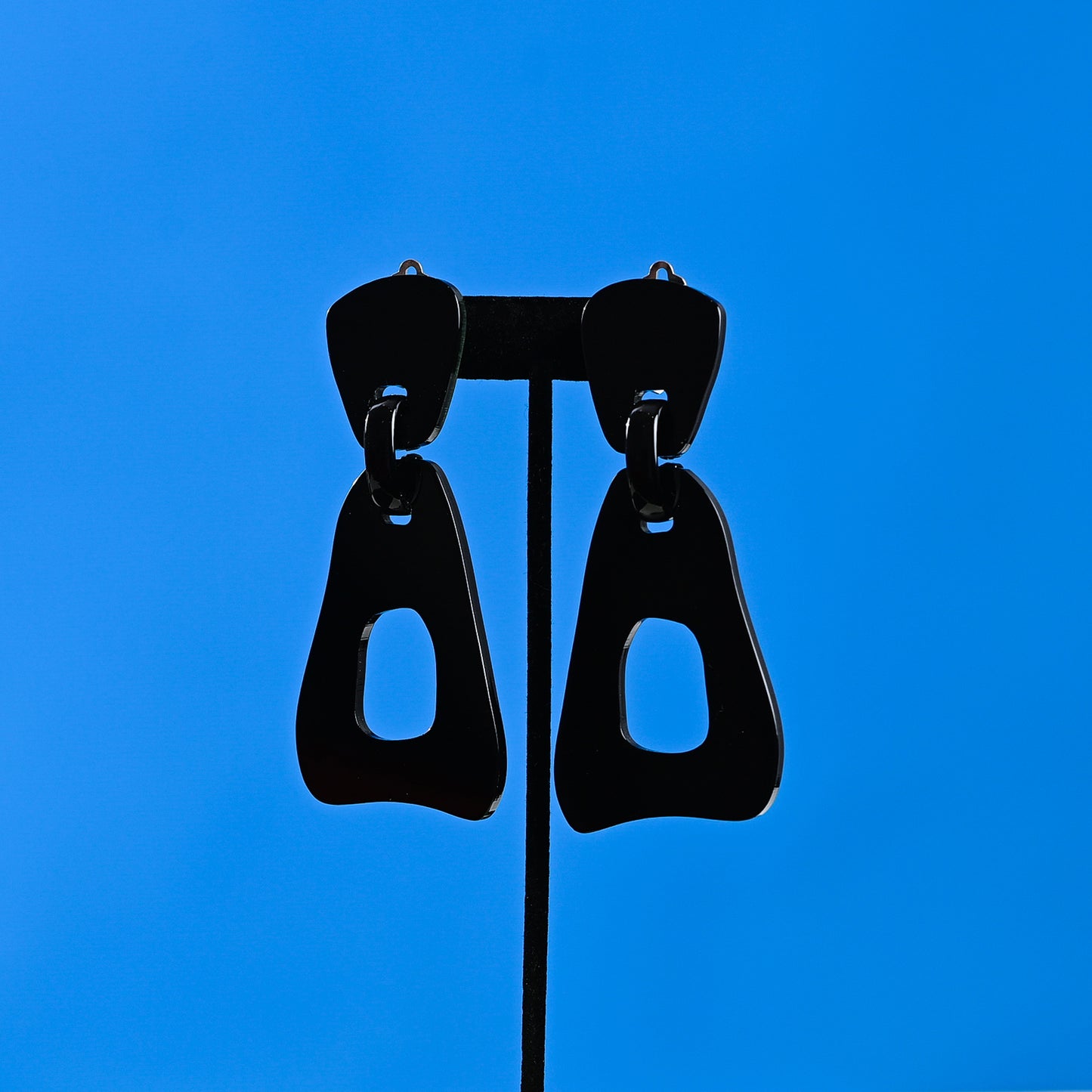 היא לגמרי שחורה