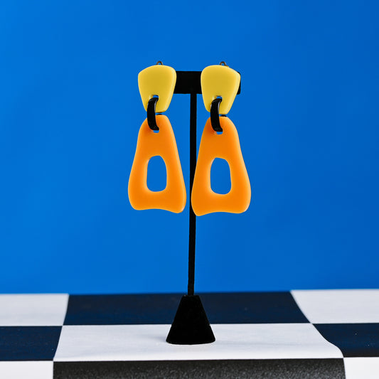 היא צהובה/כתומה